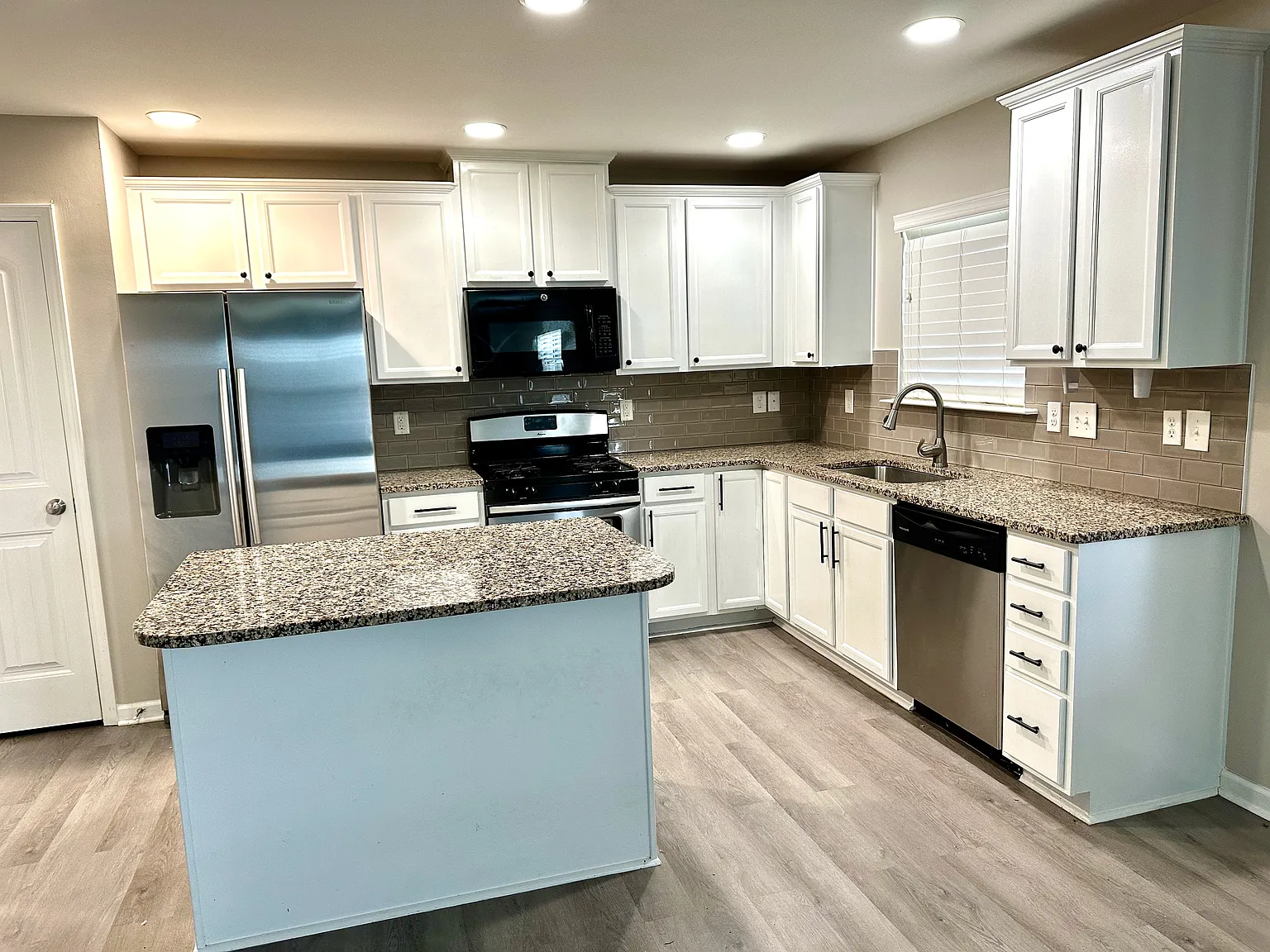 4 bed, 2298 sqft, $2,290 — Photo 4