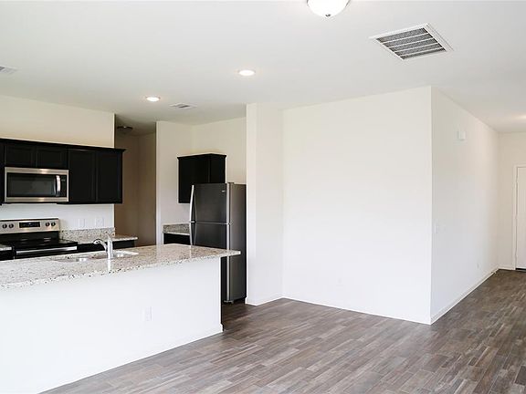 5th image of 1013 Banyon Tree Ln