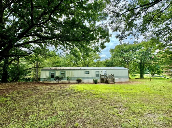 231 Horseshoe Dr, Mount Holly, NC 28120