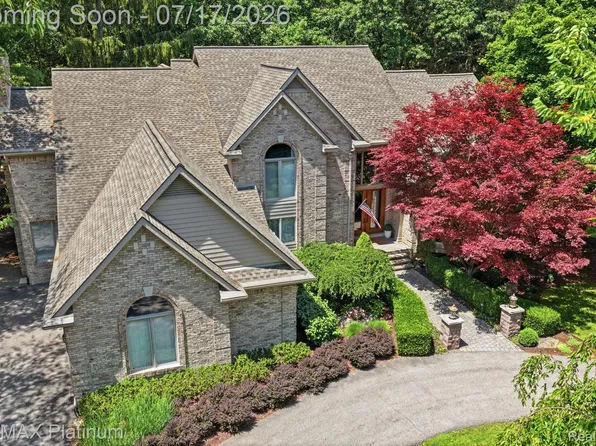 5458 Lake Ridge Dr, Brighton, MI 48116