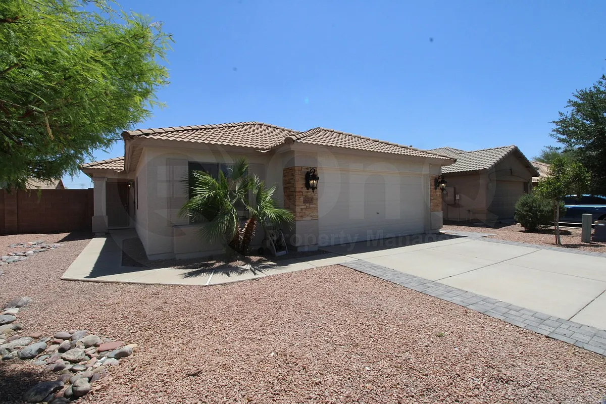 4 bed, 2.0 bath, 1678 sqft, $1,999 — Photo 3