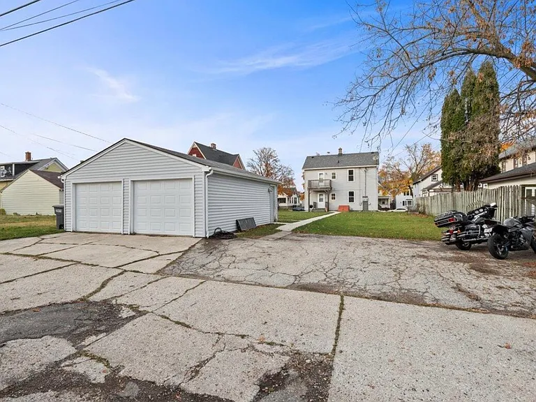 1619 Superior Ave — Photo 5