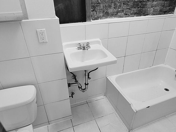 4th image of 2252 1st Ave APT 4
