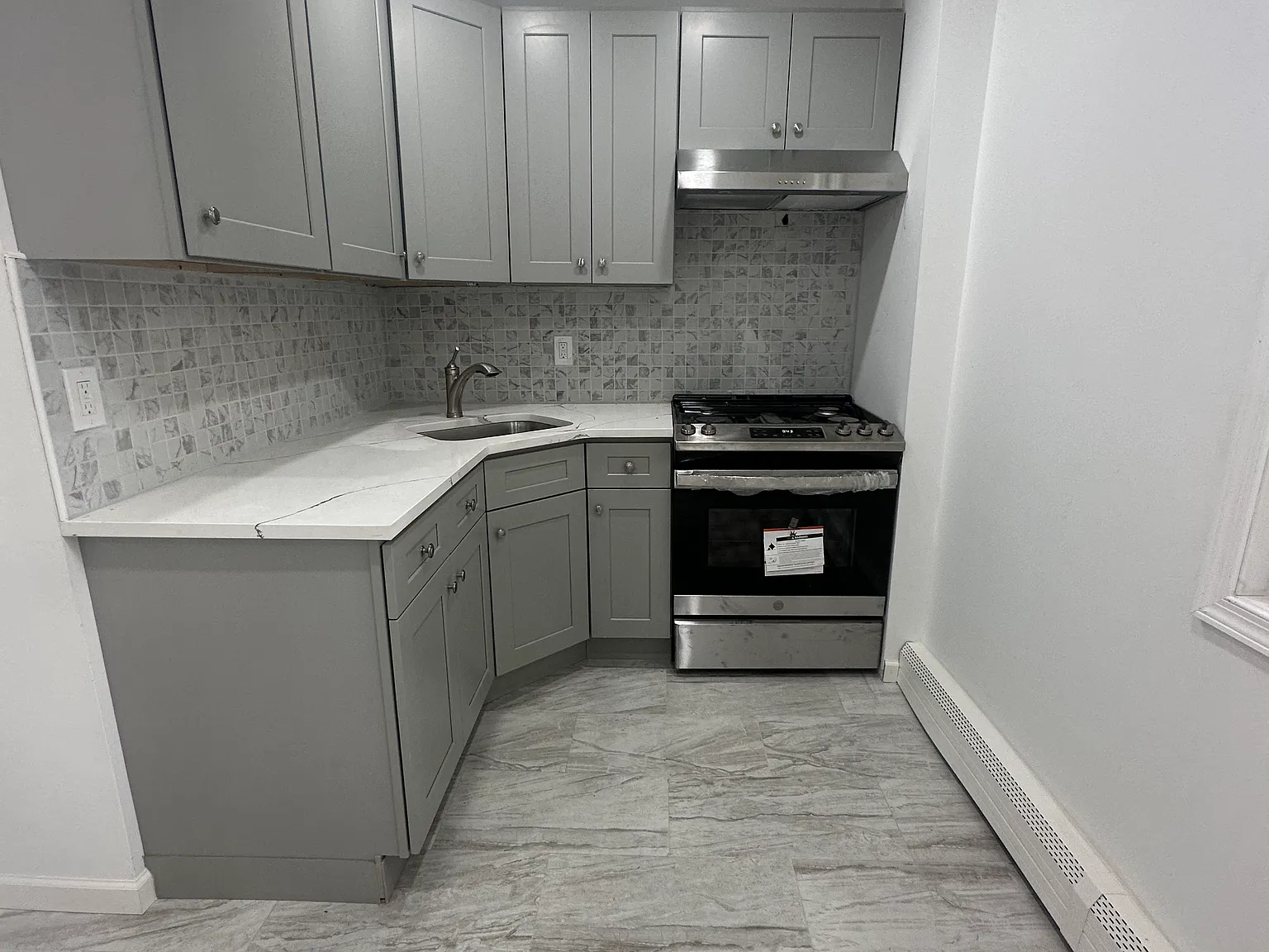 3 bed, 750 sqft, $2,300 — Photo 2