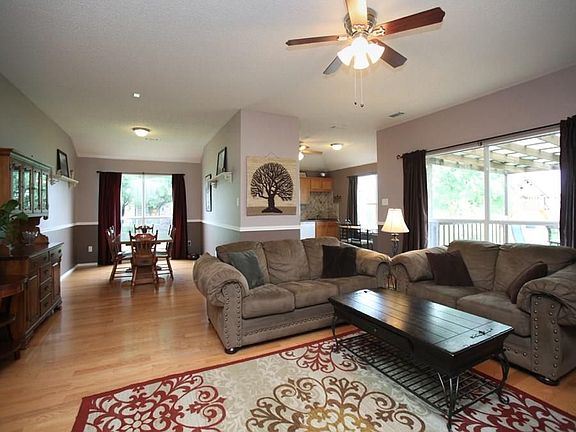3rd image of 1065 Overland Dr