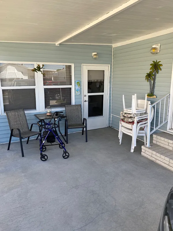 Beautiful Little Mobile Home in Senior Community — Photo 2