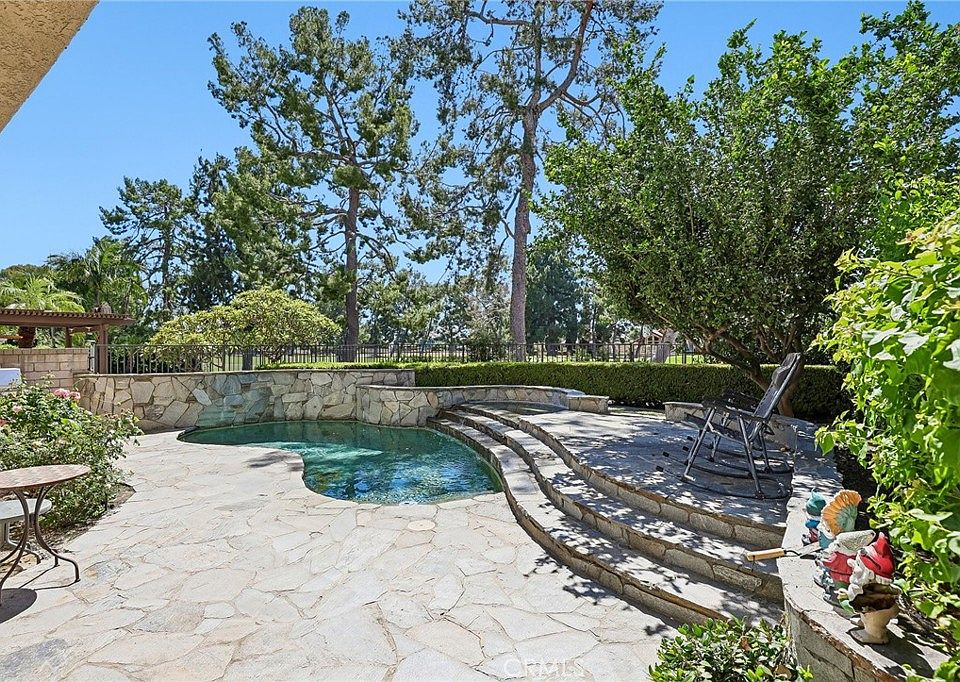 1st image of 1215 Holt Dr