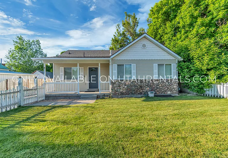 232 W 200 N — Photo 1