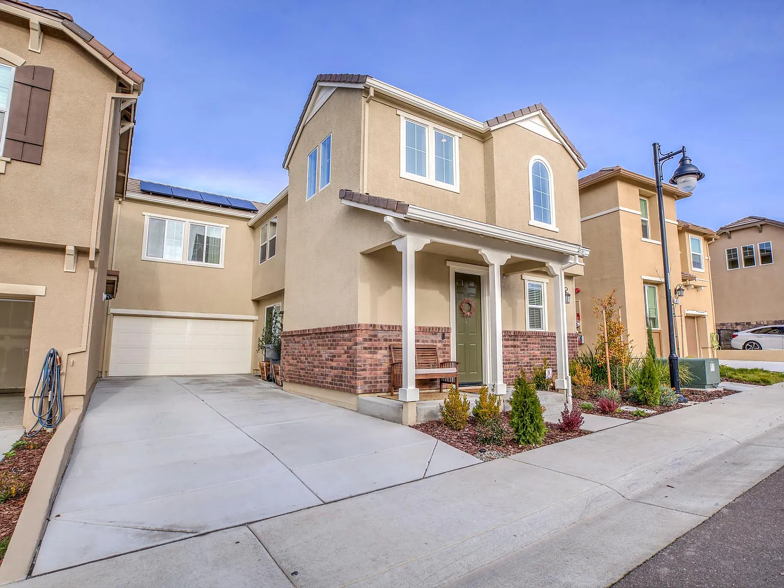 1381 Larkspur Dr — Photo 2