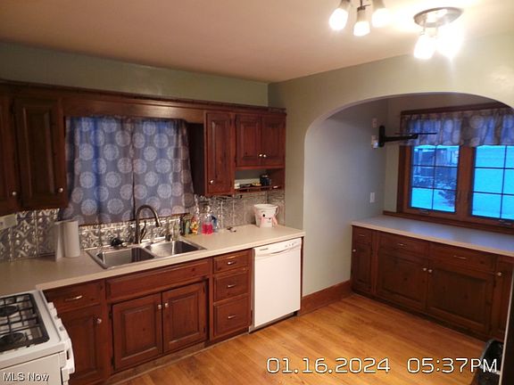 5th image of 211 Denison Ave