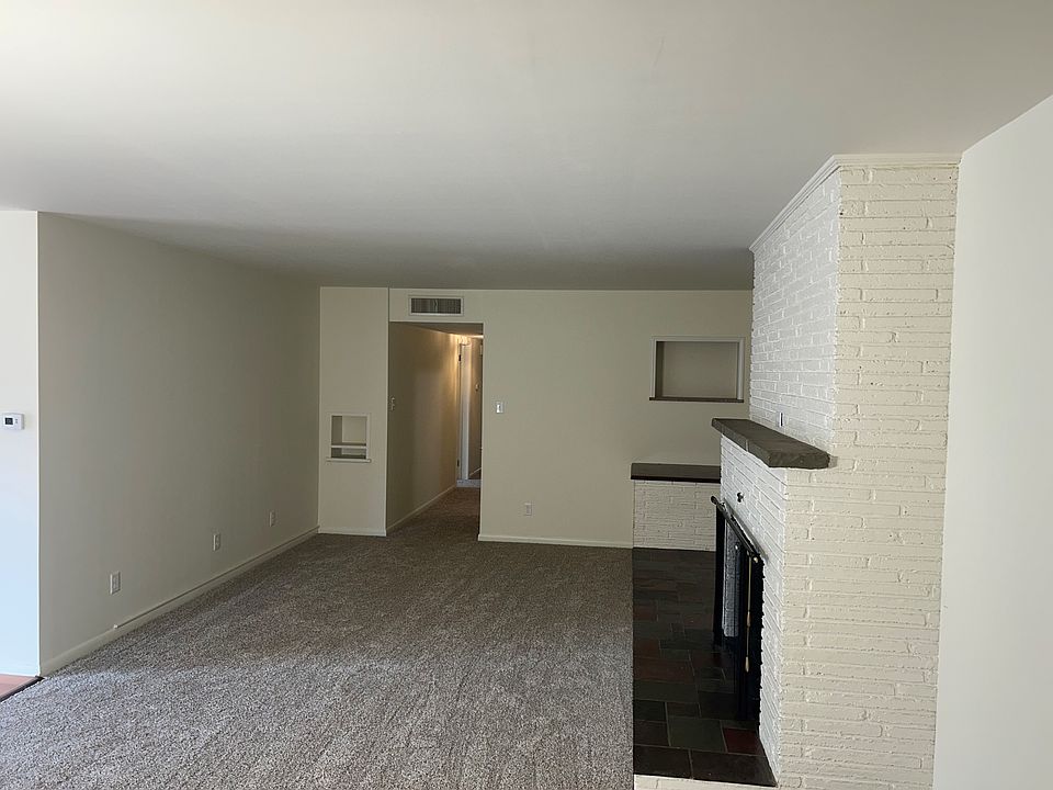 Living Room 
24' X 13' 7"