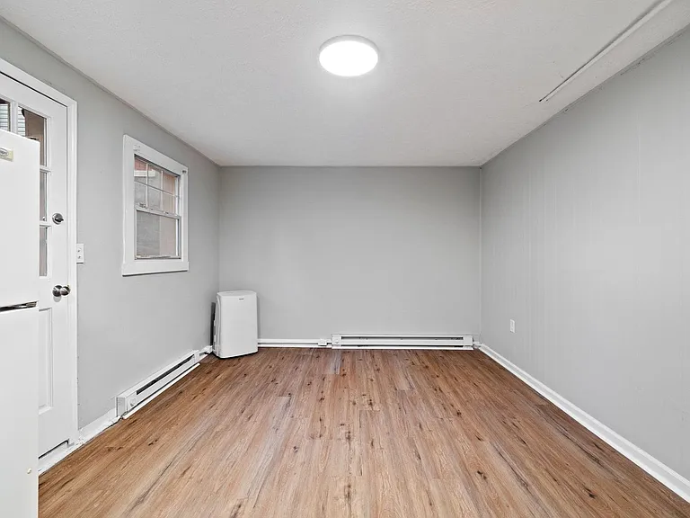 513 King George — Photo 9
