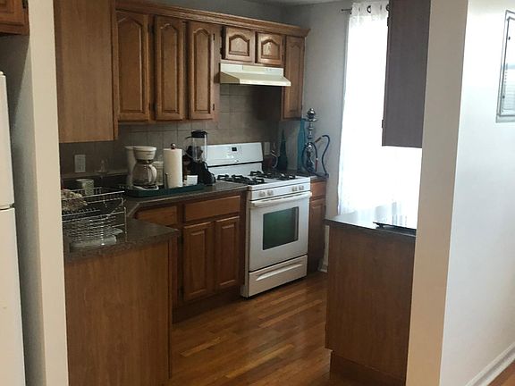 4th image of 64-31 Woodbine St