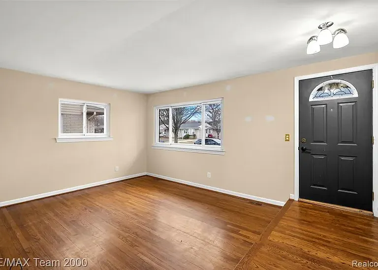 39784 Hillary Dr — Photo 2