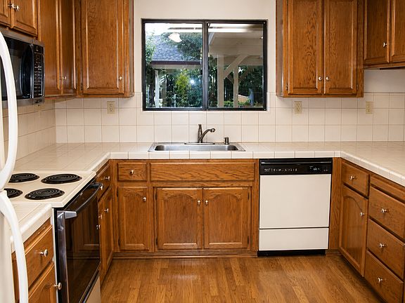 5th image of 12930 Mott Ct