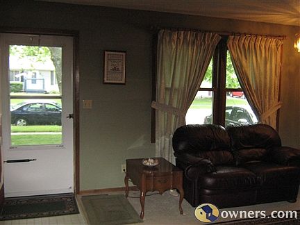 Living room 13' x 18' 6"