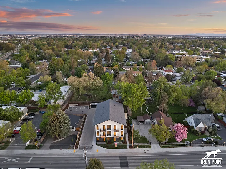 2219 W Kootenai St — Photo 2
