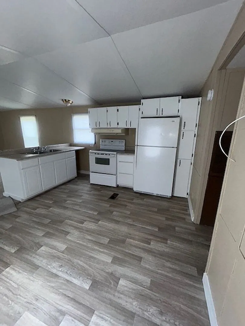 3-bedroom, 2-bath mobile home — Photo 2