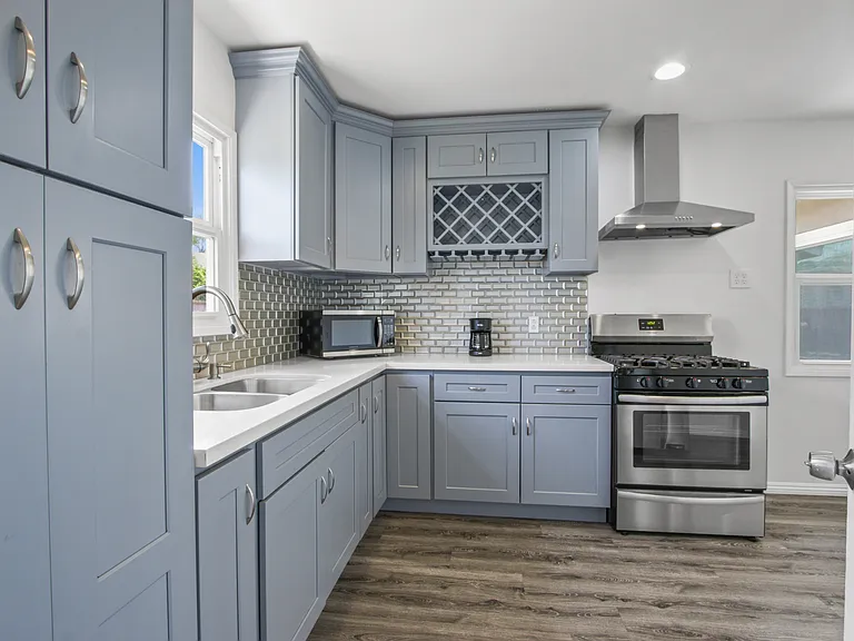 785 N Victoria Dr — Photo 6