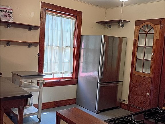5th image of 606 E Newman St