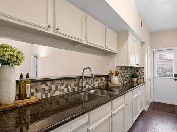 2425 Augusta Dr APT 23, Houston, TX 77057