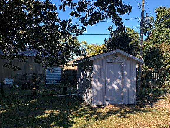 3rd image of 606 W 11th St