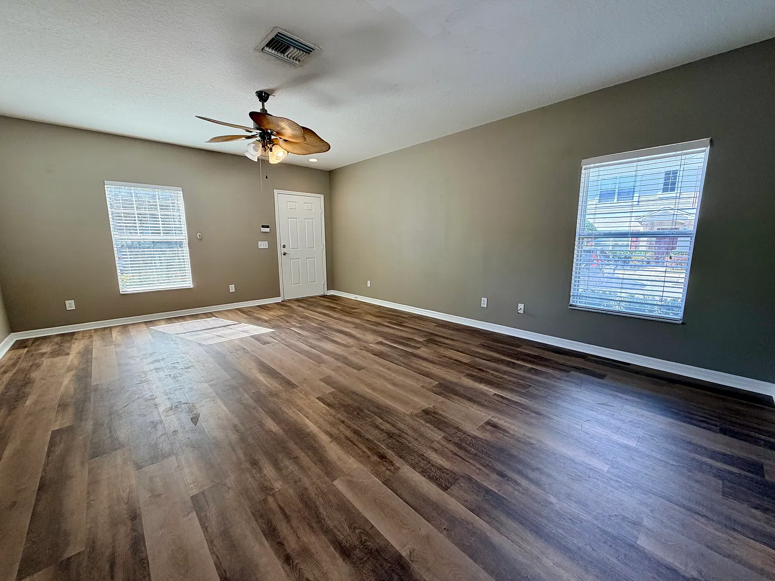 2 bed, 2.5 bath, 1240 sqft, $1,760 — Photo 3
