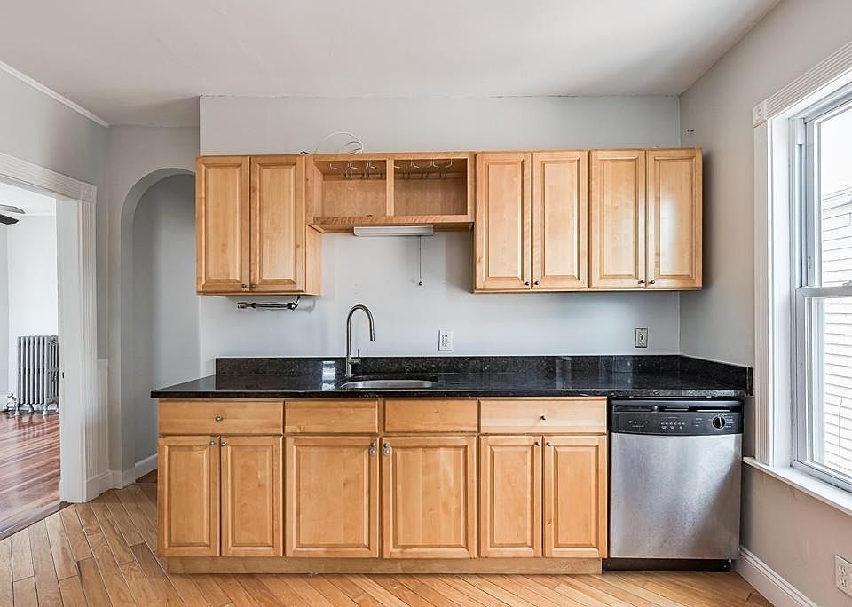 1st image of 33 King St #3