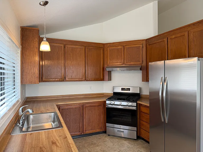 828 Bond Pl — Photo 4