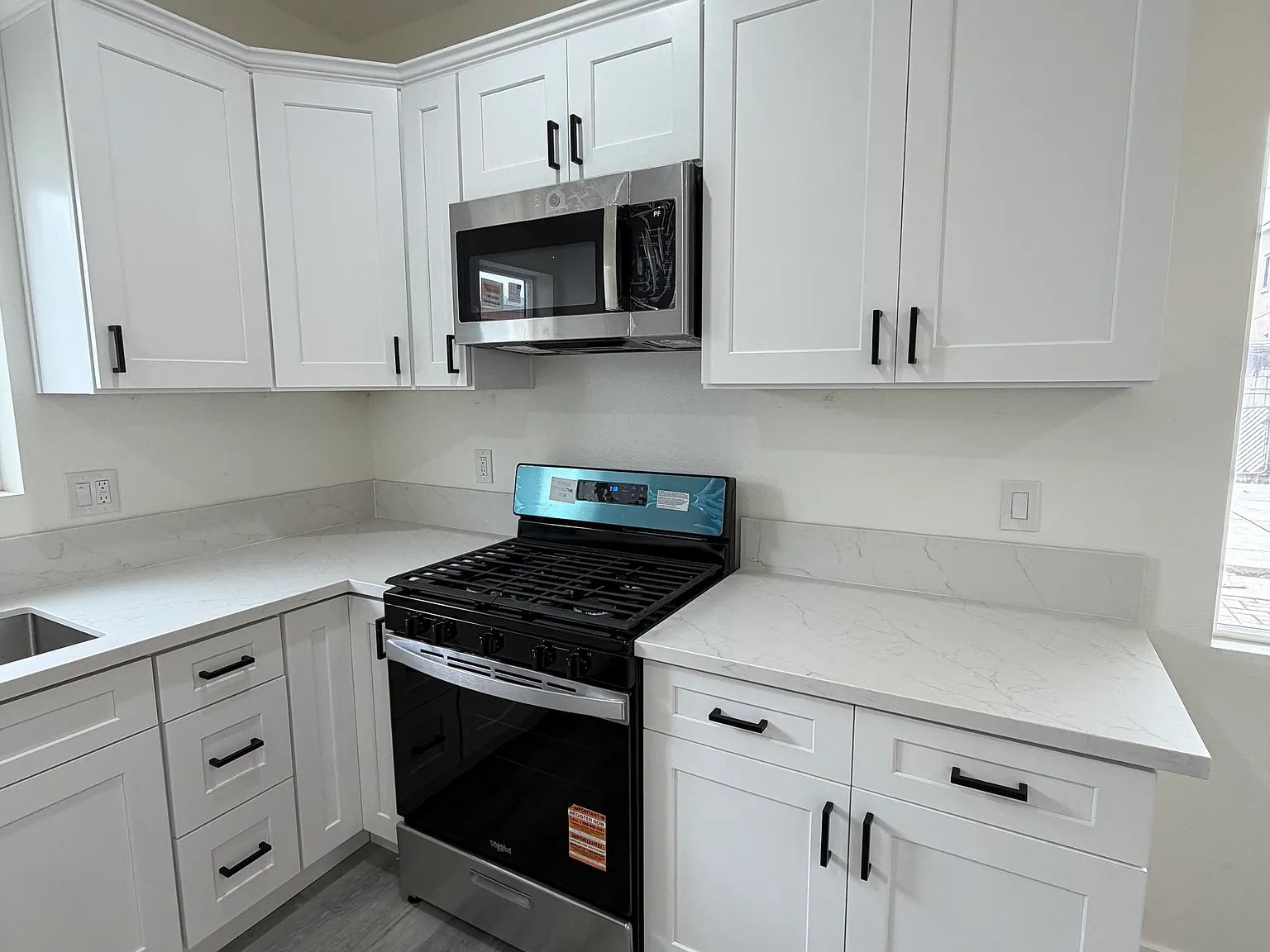 3 bed, 1011 sqft, $3,385 — Photo 3