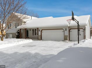 8070 Meadowood Dr, Rockford, MN 55373