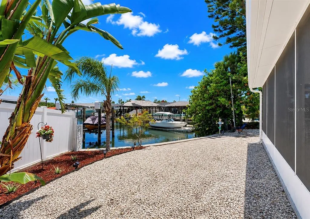 3 bed, 2.0 bath, 1810 sqft, $3,500 — Photo 4