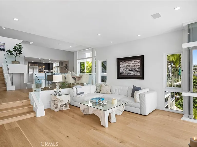 1061 Skyline Dr — Photo 7