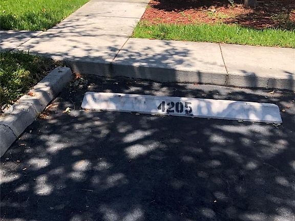 5th image of 4205 NE 9th St Unit 4205