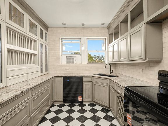 4th image of 6922 S Jeffery Blvd APT 5N