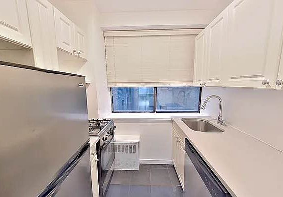 4th image of 112 E 40th St #7C