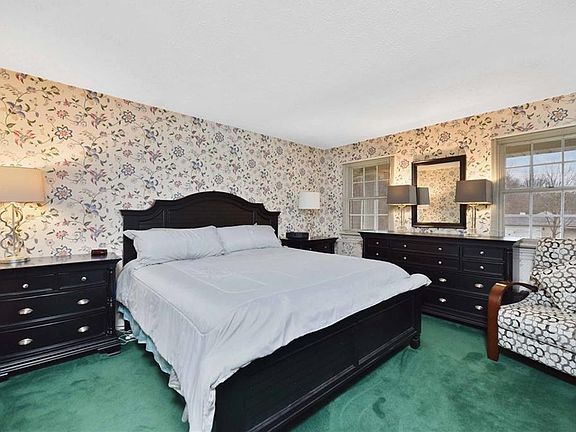 4th image of 32582 Surrey Ln