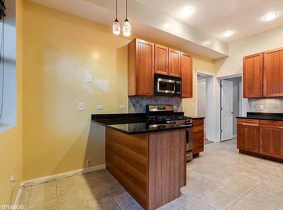 5th image of 3735 S Lake Park Ave APT 2S