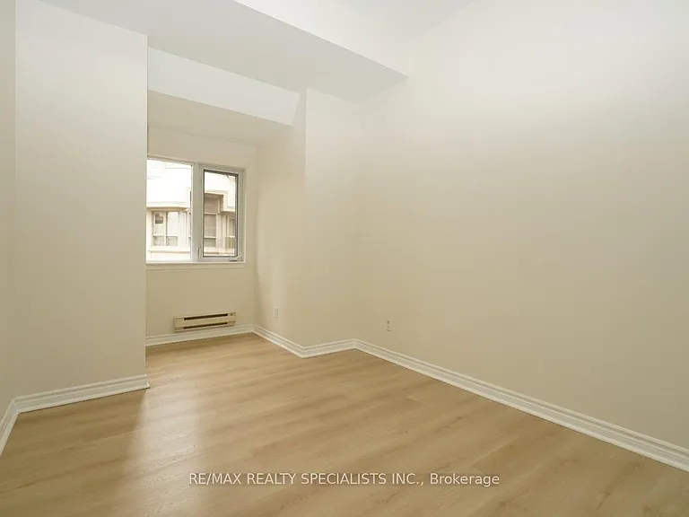 330 Princess Royal Dr #320 — Photo 16