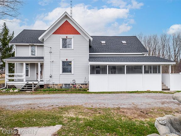 5th image of 3143 S Oak Rd