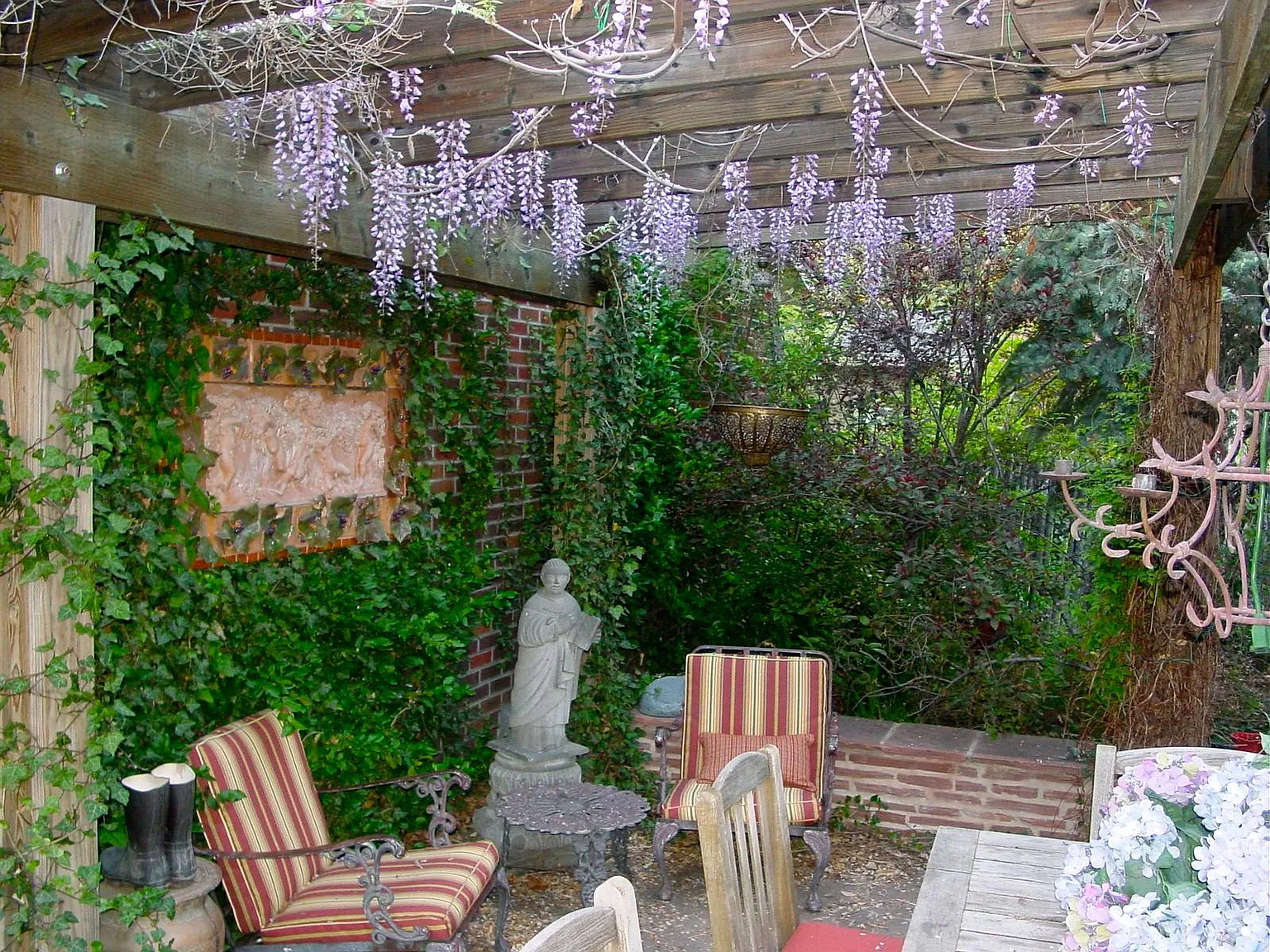 4 bed, 2500 sqft, $4,200 — Photo 2