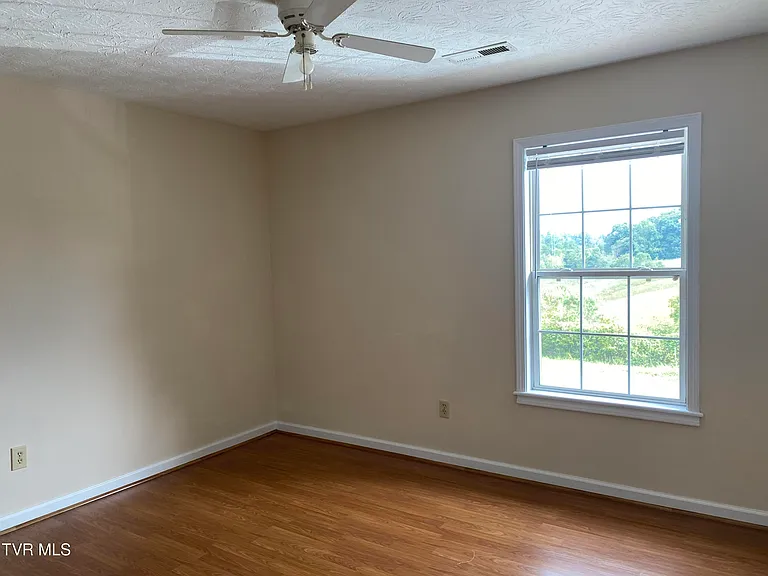 1030 Jim Fox Rd — Photo 10