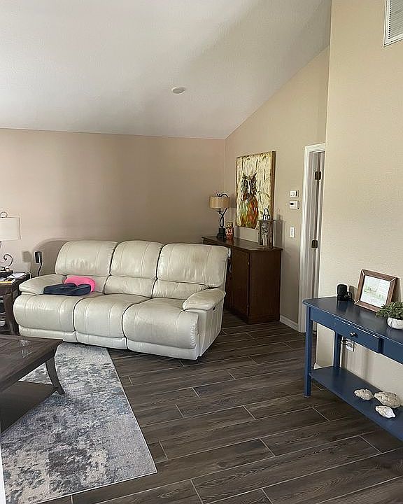 1st image of 209 Clubhouse Ct