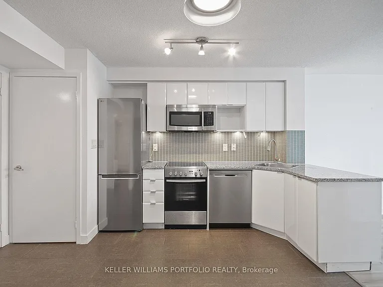 15 Fort York Blvd W #3907 — Photo 30