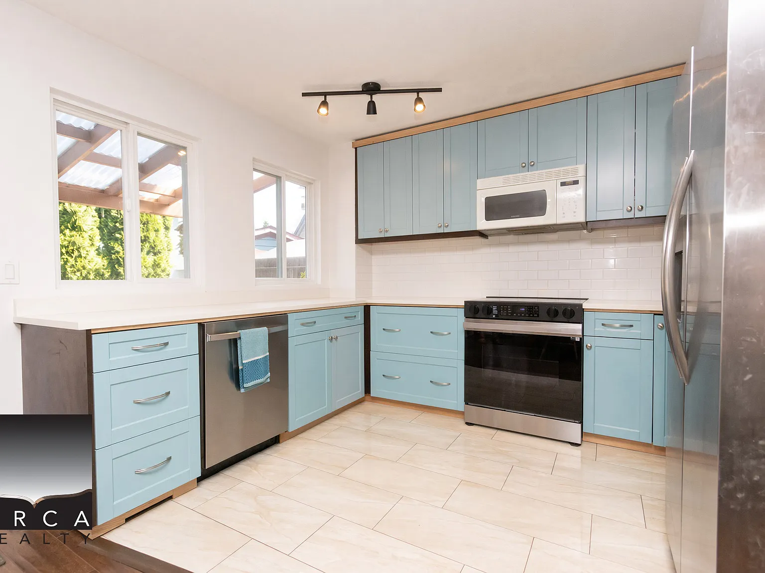 21573 Cherrington Avenue, Maple Ridge — Photo 3