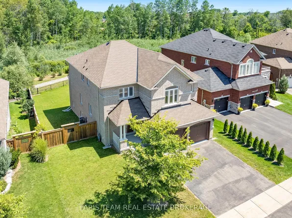 33 Pearl St, Wasaga Beach, ON L9Z 0G9