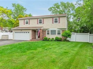 14 Shire Ct, Greenlawn, NY 11740