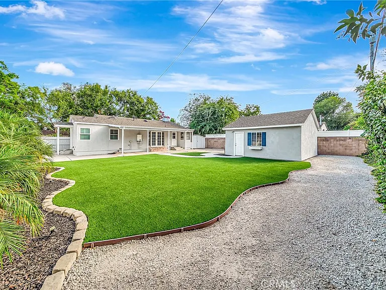 22907 Leonora Dr — Photo 35