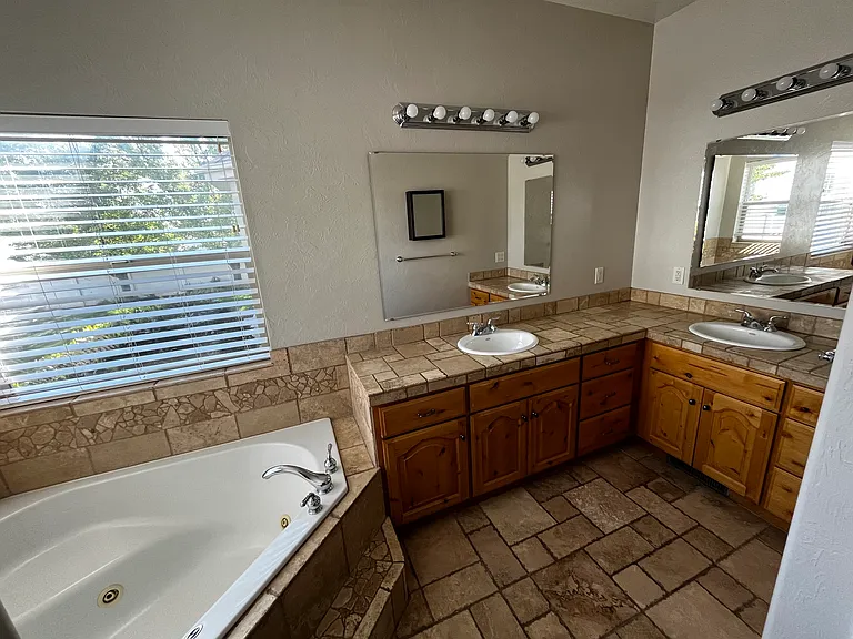 Master bathroom
Two sinks
Jetted tub