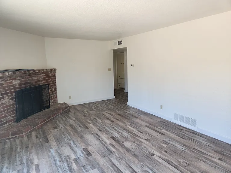 2420 E Pontiac Way — Photo 5